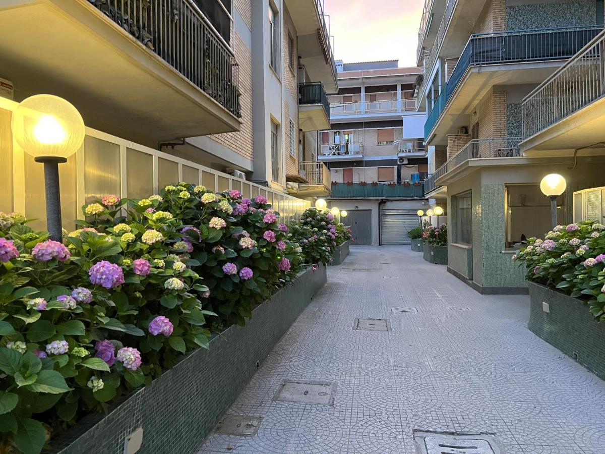 Lotus - Appartamento Sul Mare A Ostia Con Giardino Relax Dış mekan fotoğraf