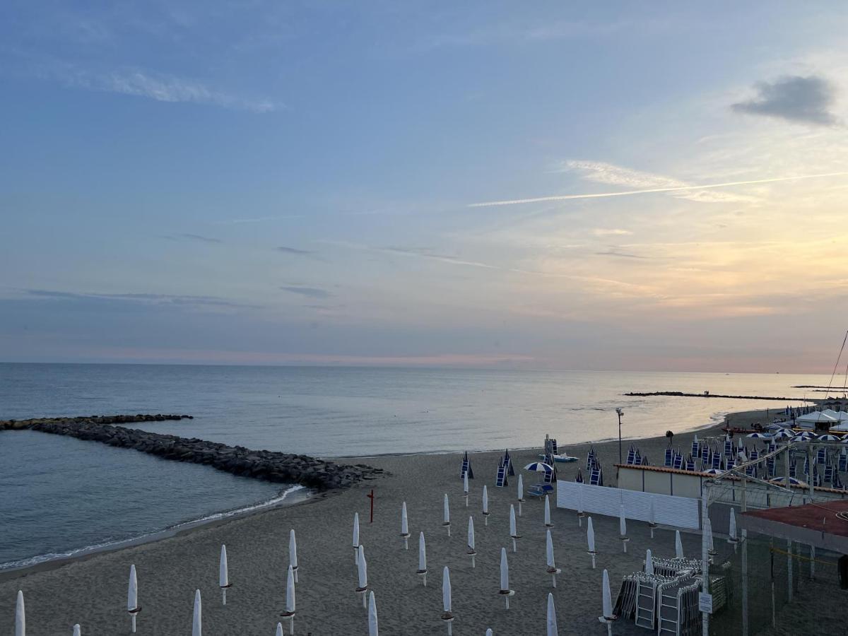 Lotus - Appartamento Sul Mare A Ostia Con Giardino Relax Dış mekan fotoğraf